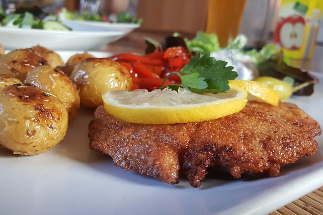 Hähnchen Cordon bleu mit Kartoffeln mediterrane Art und frischem Salat ...