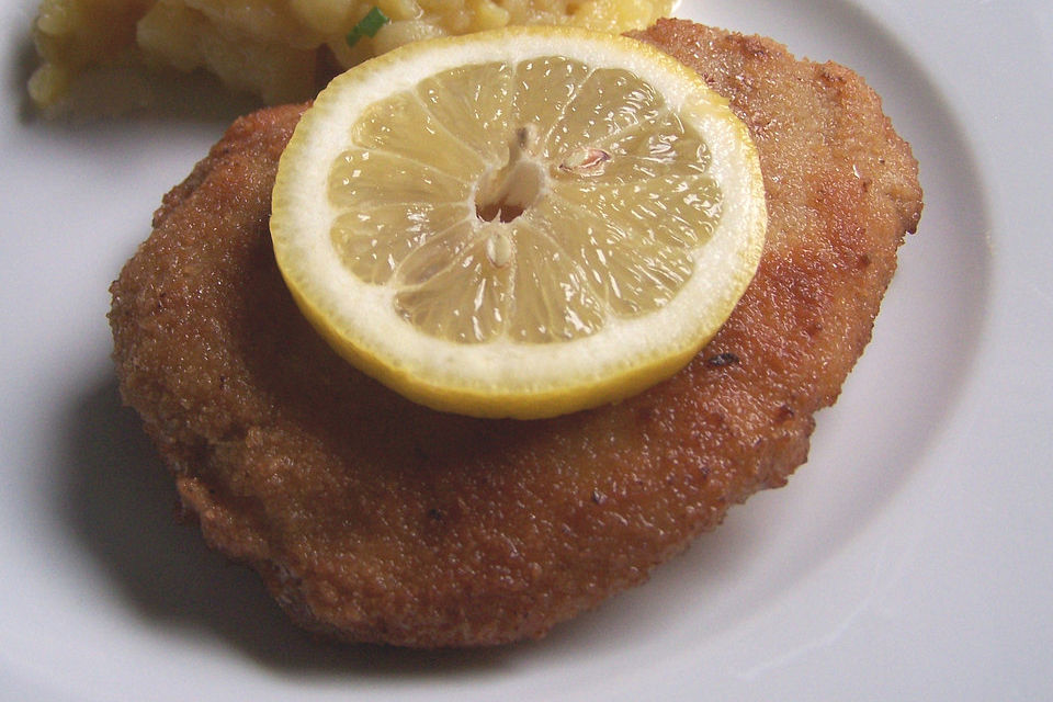 Hähnchen Cordon bleu mit Kartoffeln mediterrane Art und frischem Salat