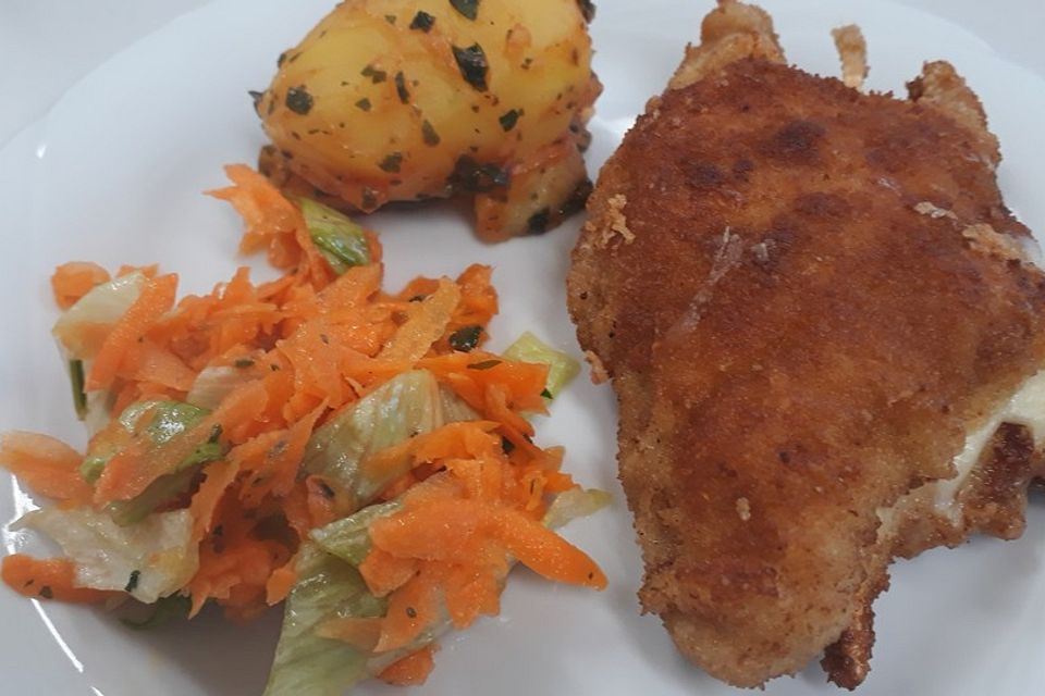 Hähnchen Cordon bleu mit Kartoffeln mediterrane Art und frischem Salat