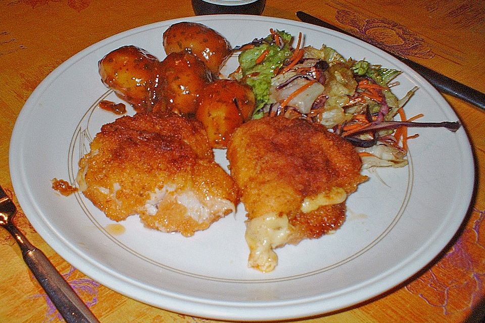 Hähnchen Cordon bleu mit Kartoffeln mediterrane Art und frischem Salat