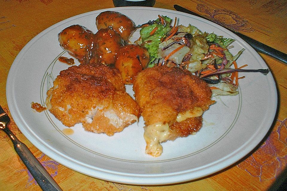 Hähnchen Cordon bleu mit Kartoffeln mediterrane Art und frischem Salat