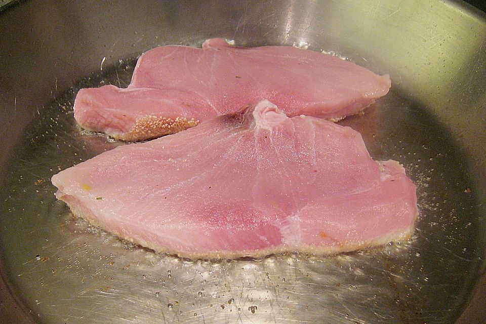 Schwertfischsteak und Krabben an Kartoffel - Gurken - Salat