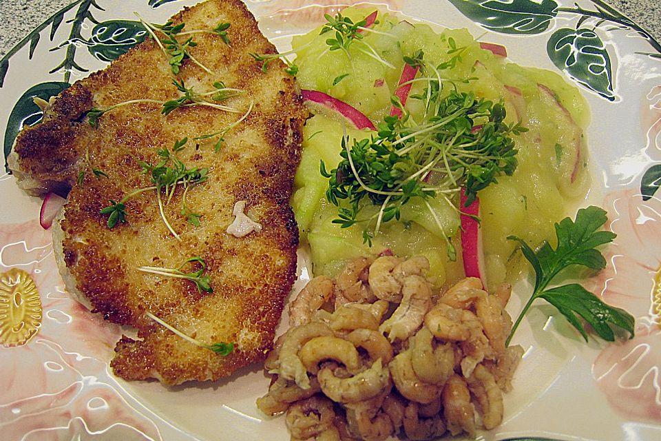 Schwertfischsteak und Krabben an Kartoffel - Gurken - Salat