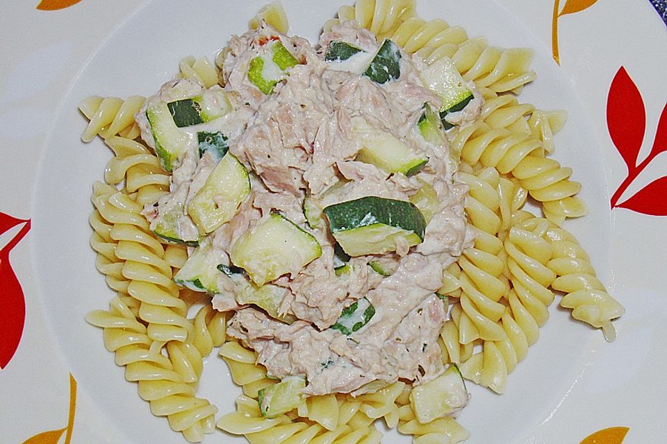 Nudeln mit Zucchini und Thunfisch