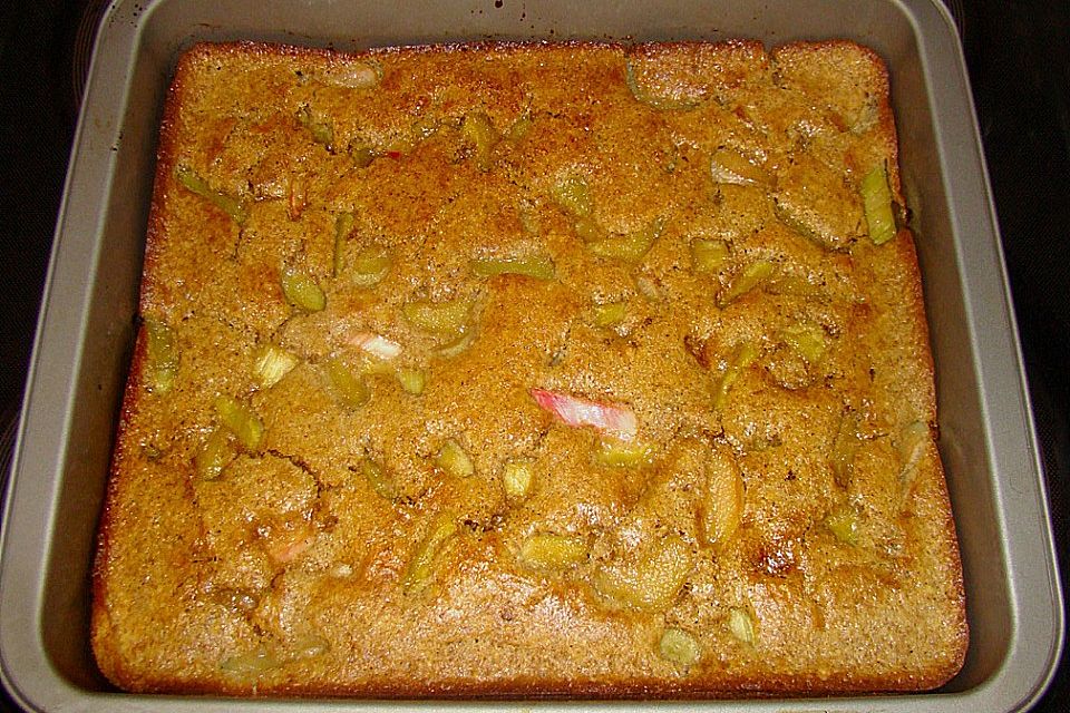 Rhabarber - Blechkuchen  mit Zimtzucker - Streuseln und Milchguss