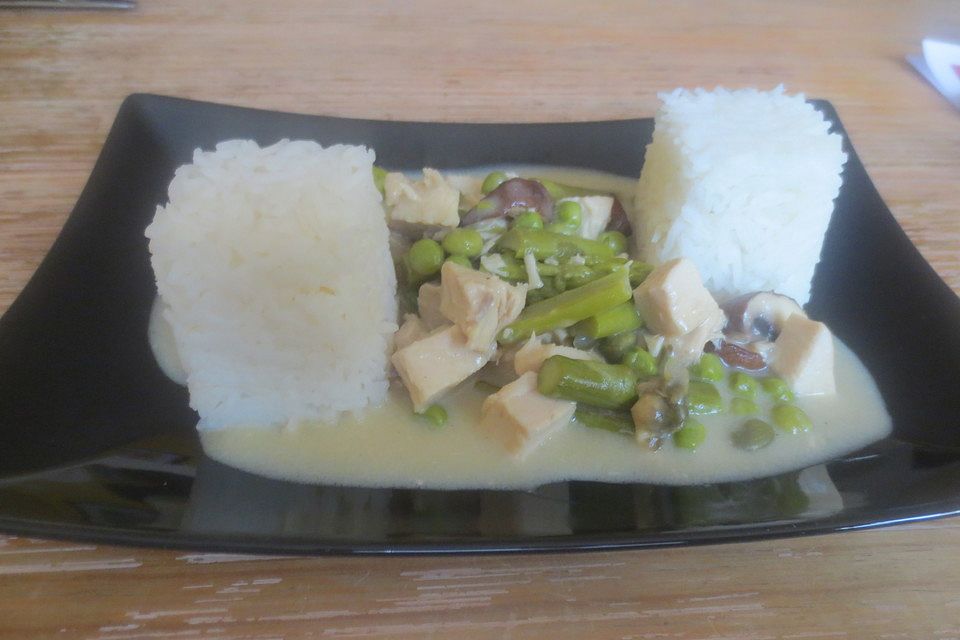 Hühnerfrikassee mit grünem Spargel Hühnerfrikassee mit grünem Spargel
