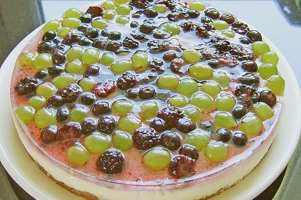 Frischkäsetorte mit Bröselboden und Blaubeeren