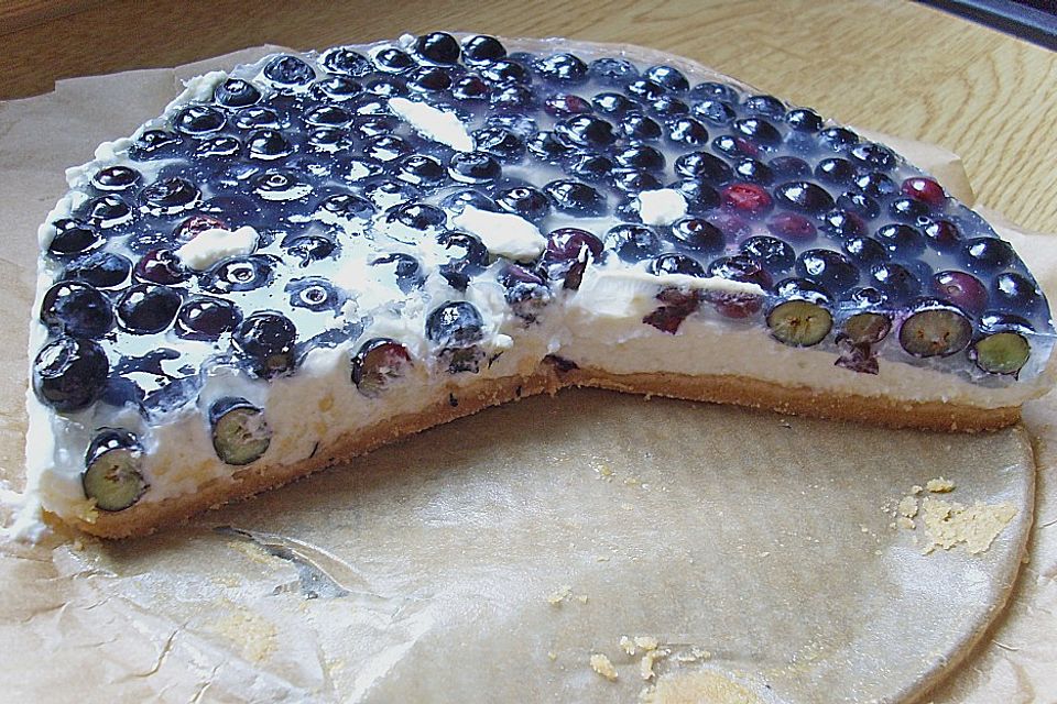 Frischkäsetorte mit Bröselboden und Blaubeeren