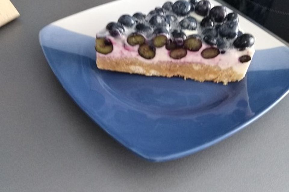 Frischkäsetorte mit Bröselboden und Blaubeeren