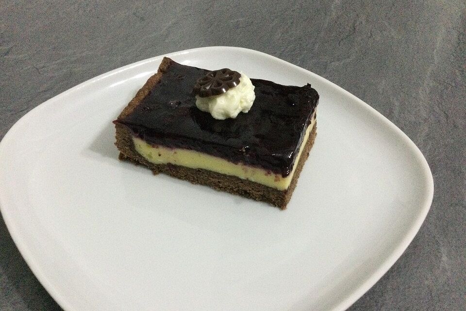 Frischkäsetorte mit Bröselboden und Blaubeeren