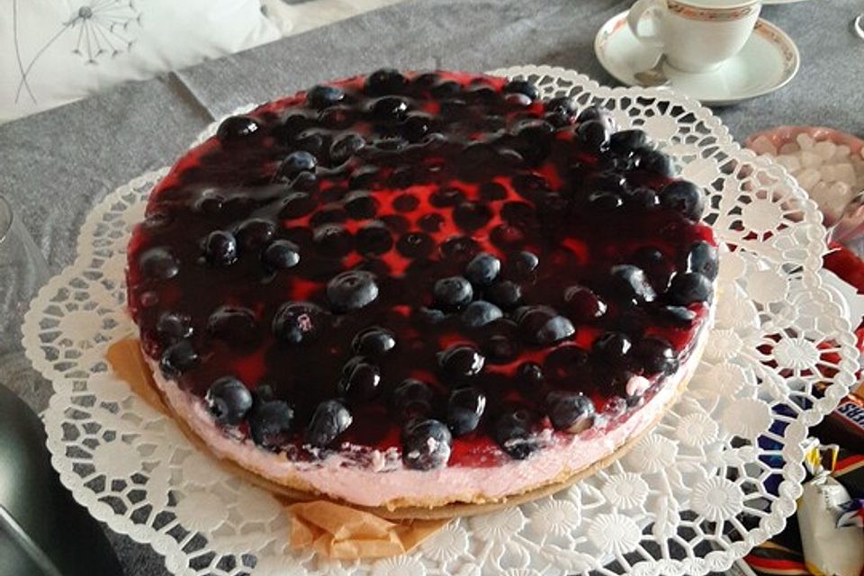 Frischkäsetorte mit Bröselboden und Blaubeeren