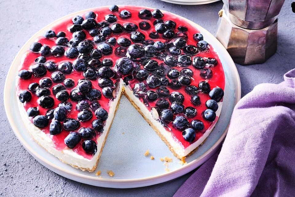 Frischkäsetorte mit Bröselboden und Blaubeeren