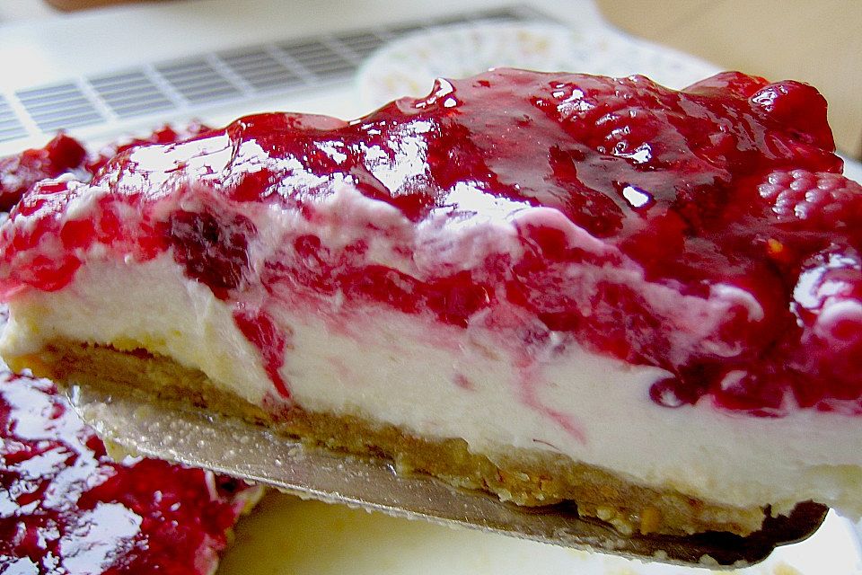 Frischkäsetorte mit Bröselboden und Blaubeeren