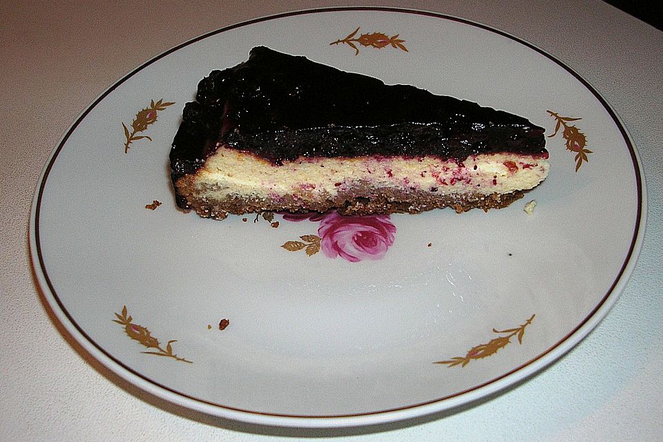 Frischkäsetorte mit Bröselboden und Blaubeeren