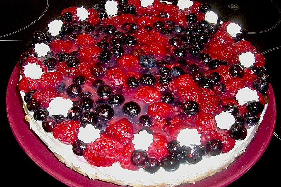 Frischkäsetorte mit Bröselboden und Blaubeeren