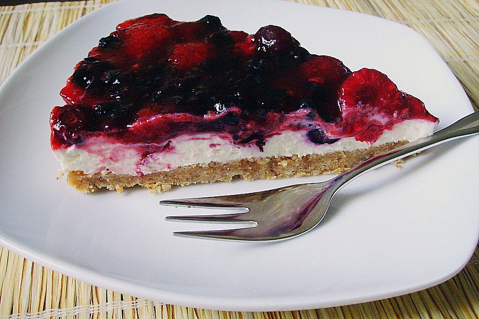 Frischkäsetorte mit Bröselboden und Blaubeeren