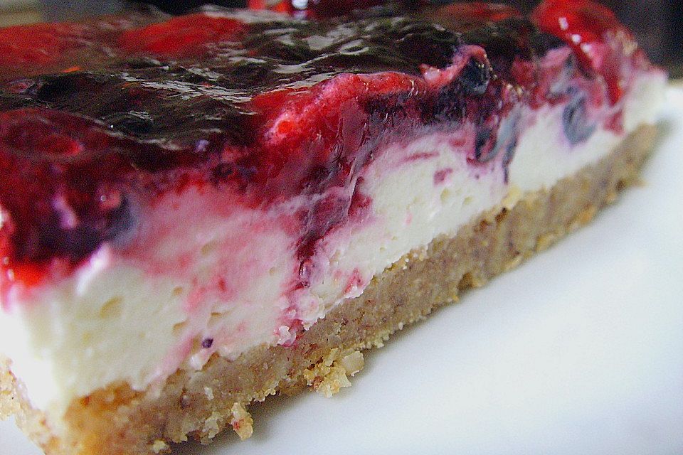 Frischkäsetorte mit Bröselboden und Blaubeeren