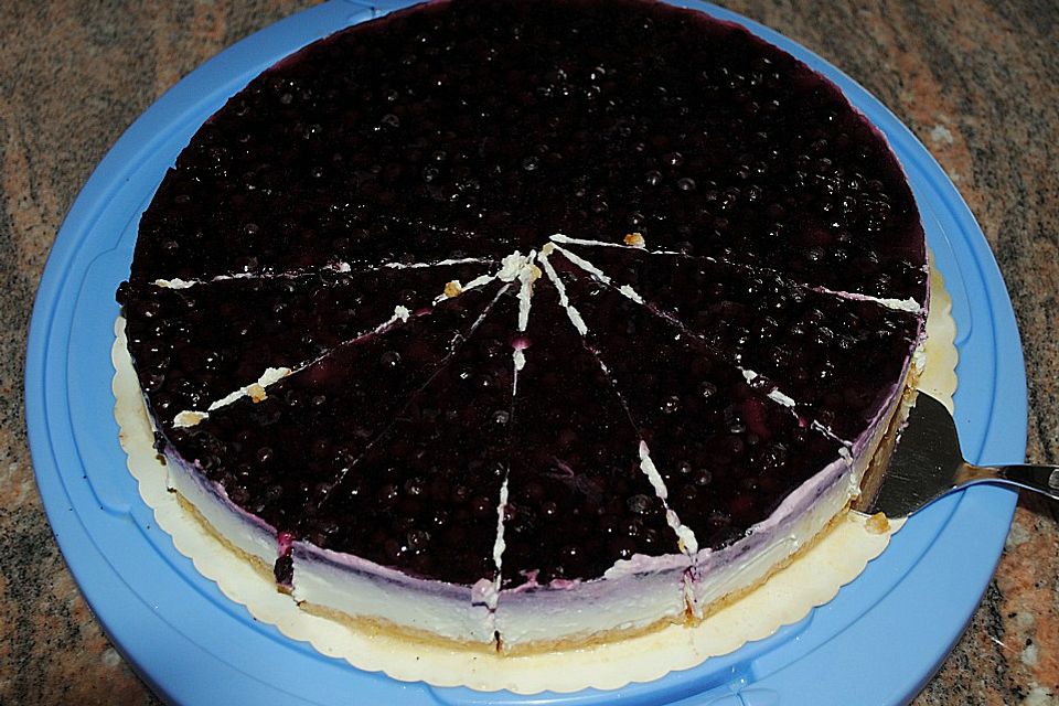 Frischkäsetorte mit Bröselboden und Blaubeeren