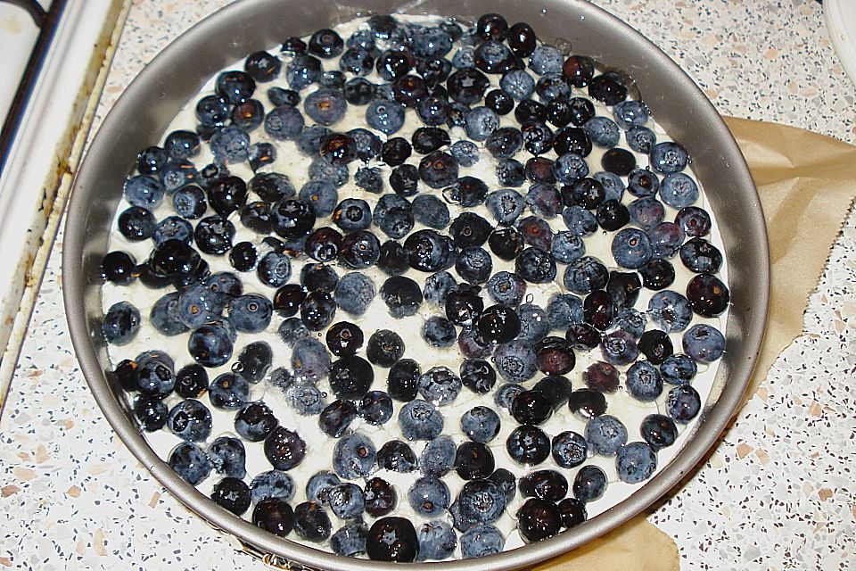 Frischkäsetorte mit Bröselboden und Blaubeeren