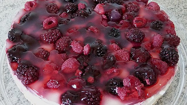 Frischkäsetorte mit Bröselboden und Blaubeeren von chefkoch Frischkäsetorte mit Bröselboden und Blaubeeren von chefkoch