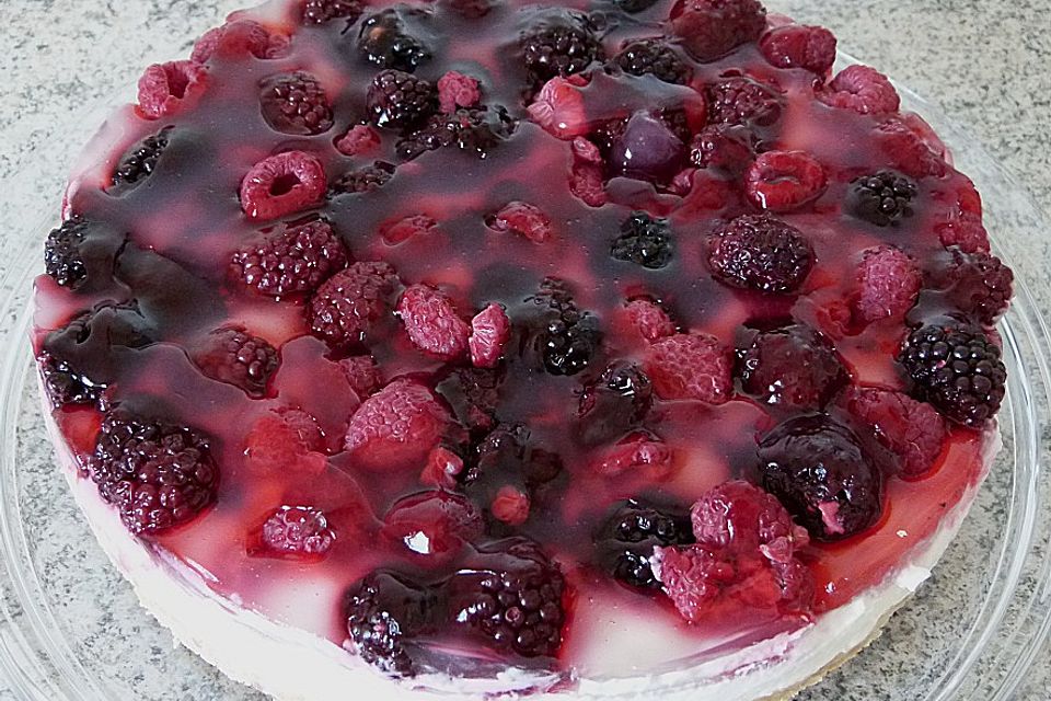 Frischkäsetorte mit Bröselboden und Blaubeeren