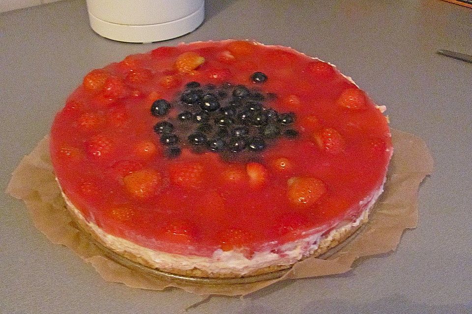 Frischkäsetorte mit Bröselboden und Blaubeeren