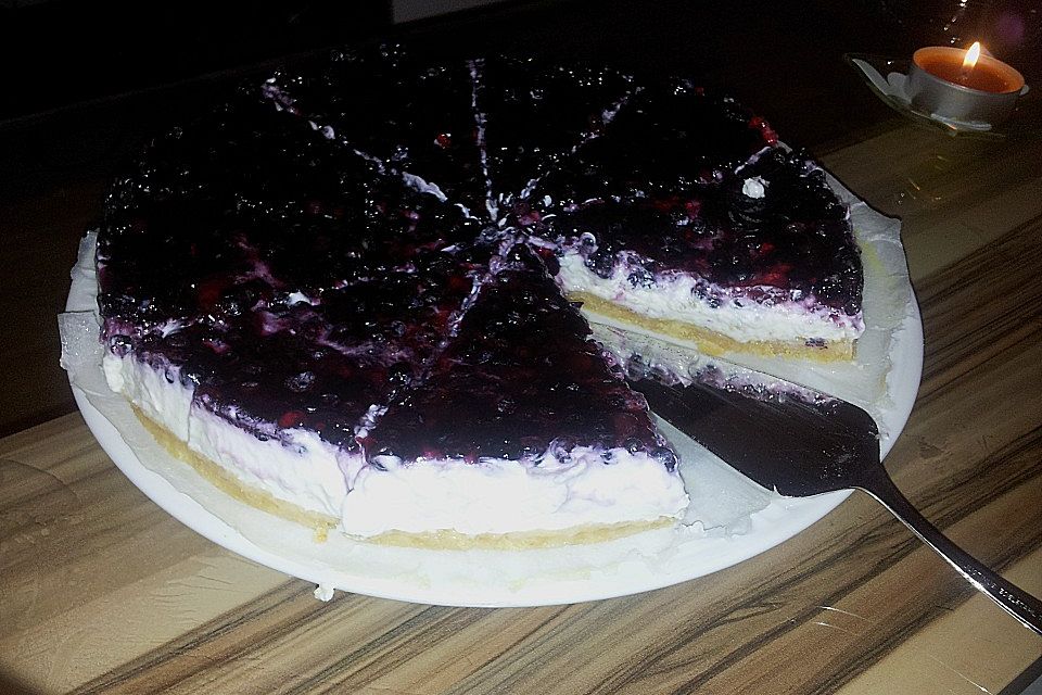 Frischkäsetorte mit Bröselboden und Blaubeeren