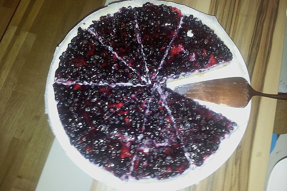 Frischkäsetorte mit Bröselboden und Blaubeeren