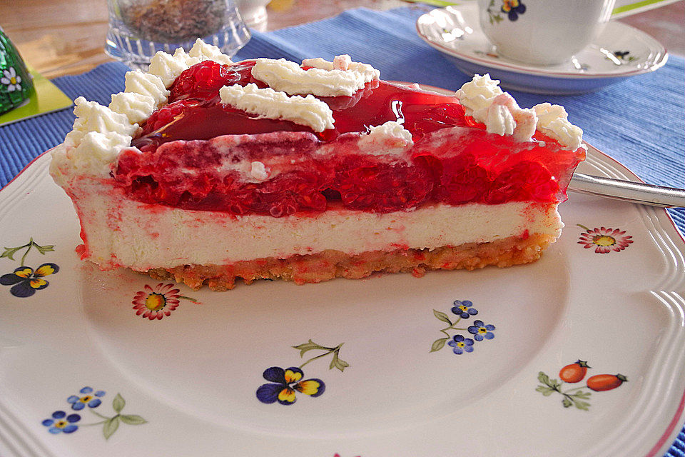 Frischkäsetorte mit Bröselboden und Blaubeeren