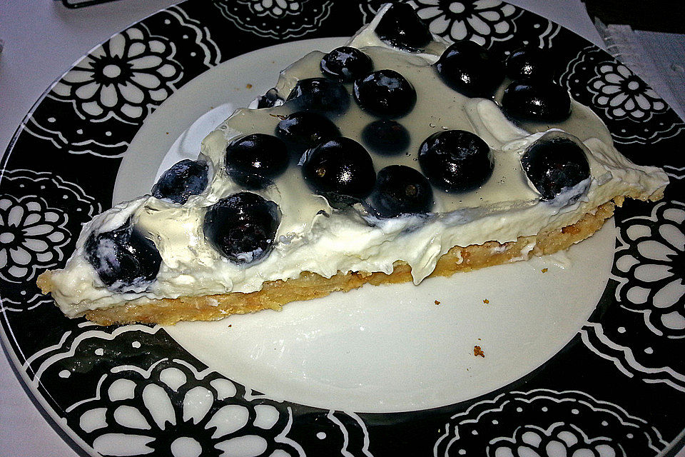 Frischkäsetorte mit Bröselboden und Blaubeeren