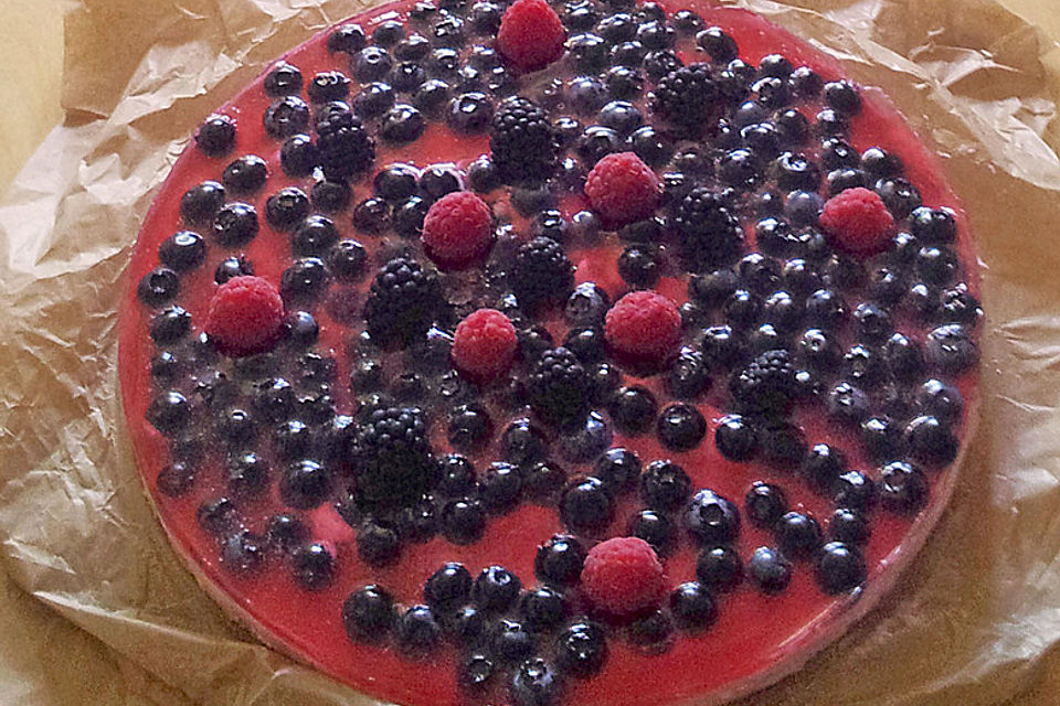 Frischkäsetorte mit Bröselboden und Blaubeeren