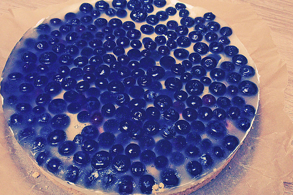 Frischkäsetorte mit Bröselboden und Blaubeeren