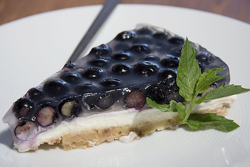 Frischkäsetorte mit Bröselboden und Blaubeeren