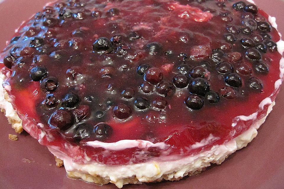 Frischkäsetorte mit Bröselboden und Blaubeeren