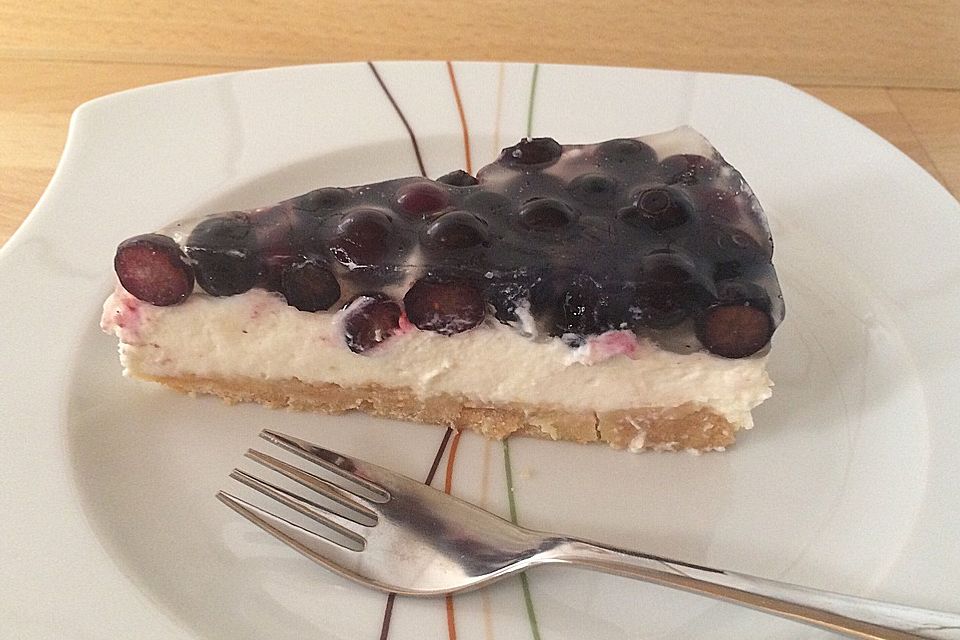 Frischkäsetorte mit Bröselboden und Blaubeeren