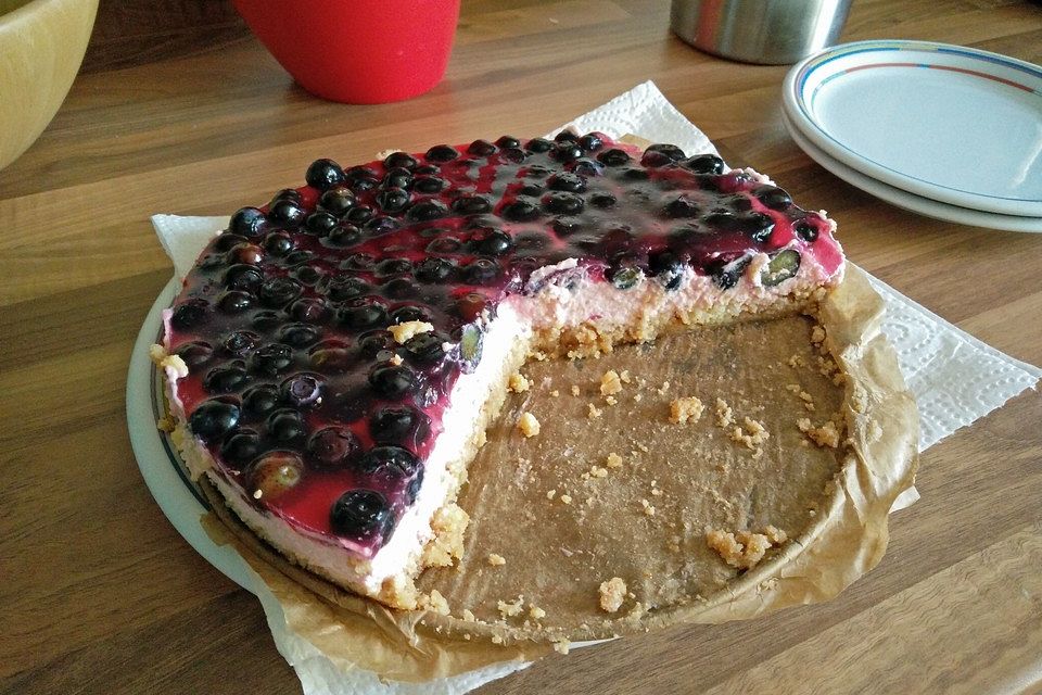 Frischkäsetorte mit Bröselboden und Blaubeeren