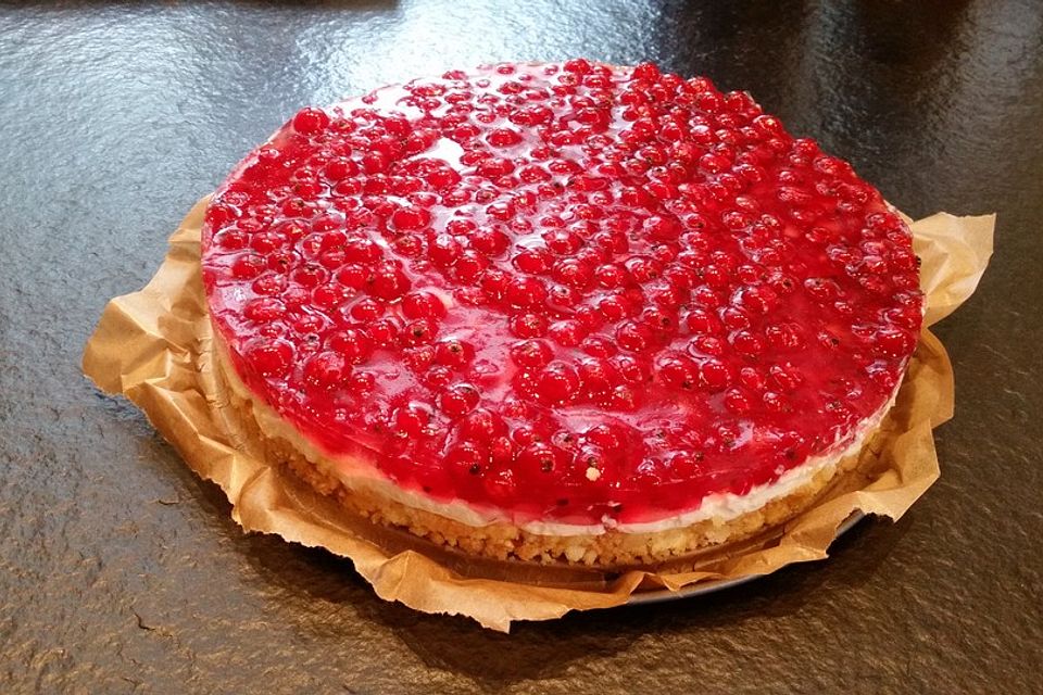 Frischkäsetorte mit Bröselboden und Blaubeeren