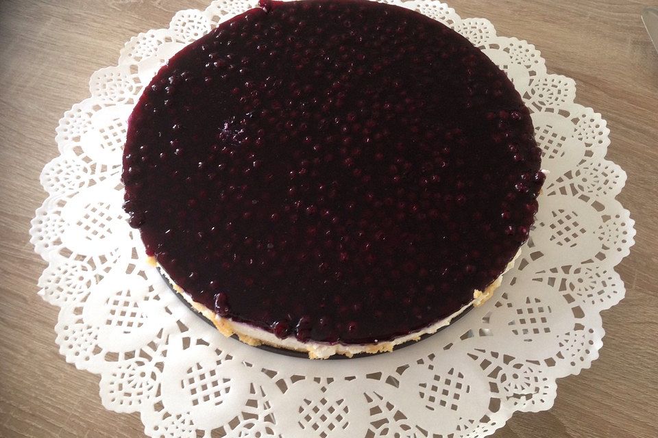 Frischkäsetorte mit Bröselboden und Blaubeeren