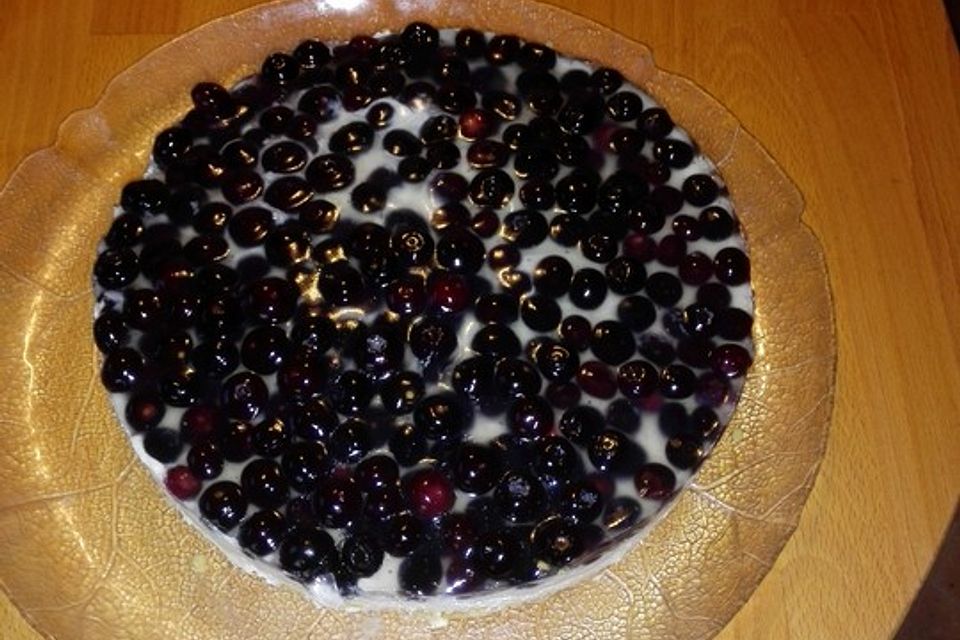 Frischkäsetorte mit Bröselboden und Blaubeeren