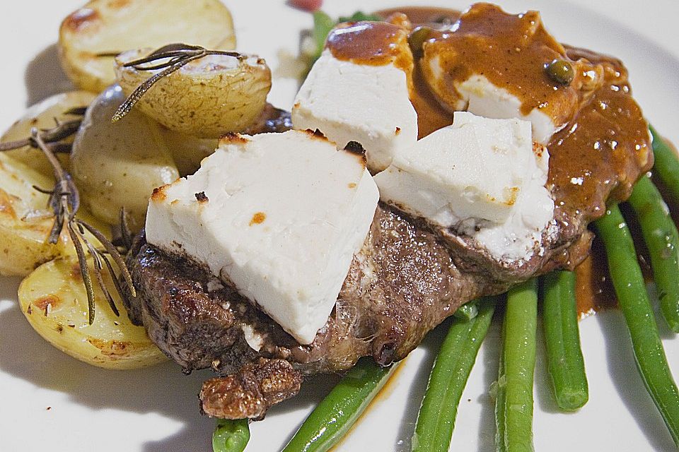 Mit Ziegenkäse überbackenes Entrecôte an Pfeffersauce, grünen Bohnen und Kartoffelecken