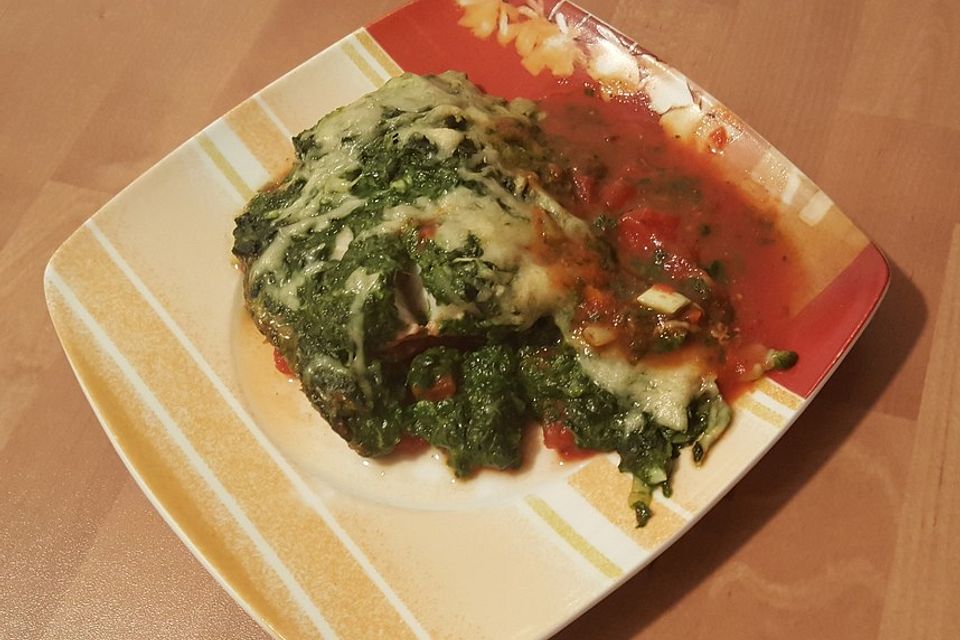 Kabeljau mit Spinat - Mozzarellakruste auf Tomatensoße