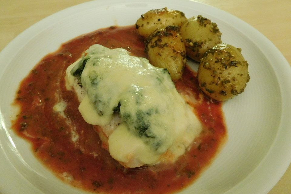 Kabeljau mit Spinat - Mozzarellakruste auf Tomatensoße