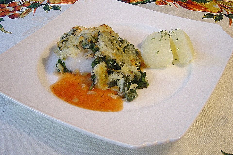 Kabeljau mit Spinat - Mozzarellakruste auf Tomatensoße