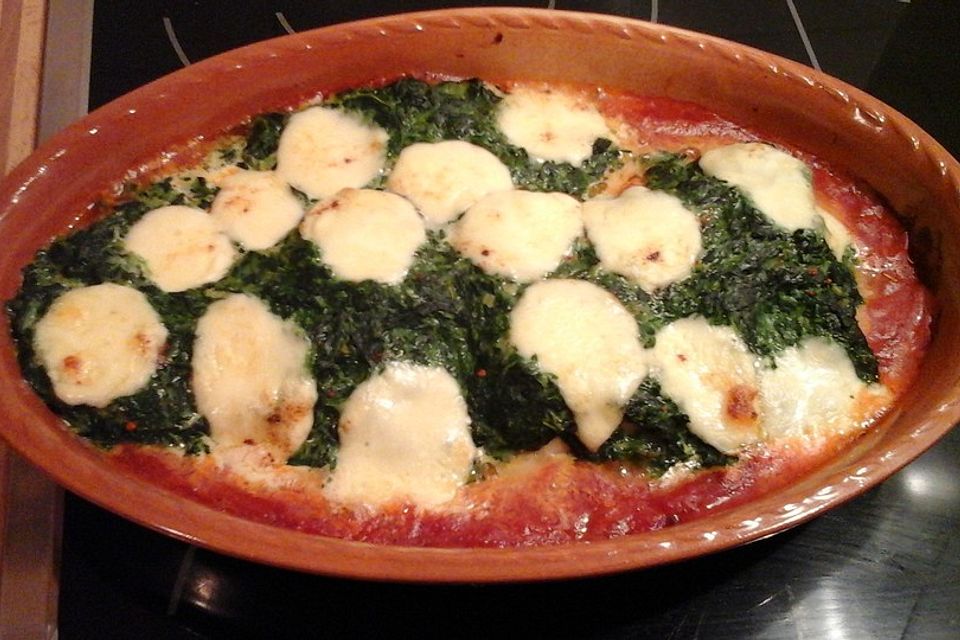 Kabeljau mit Spinat - Mozzarellakruste auf Tomatensoße