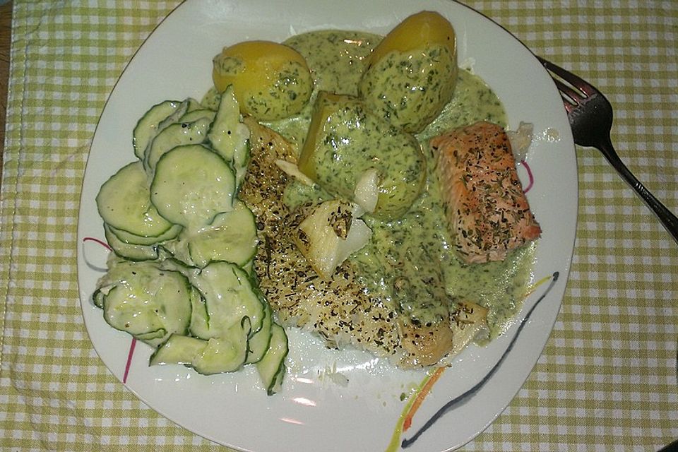 Heilbutt mit grüner Sauce und Gurkensalat