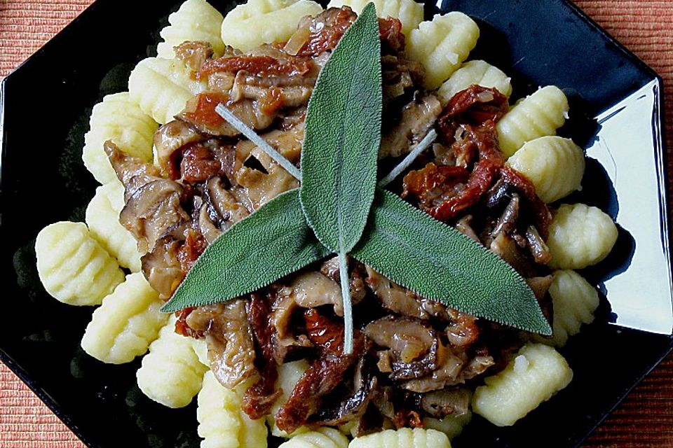 Gnocchi mit Shiitake - Pilzen, getrockneten Tomaten und Portweinsauce