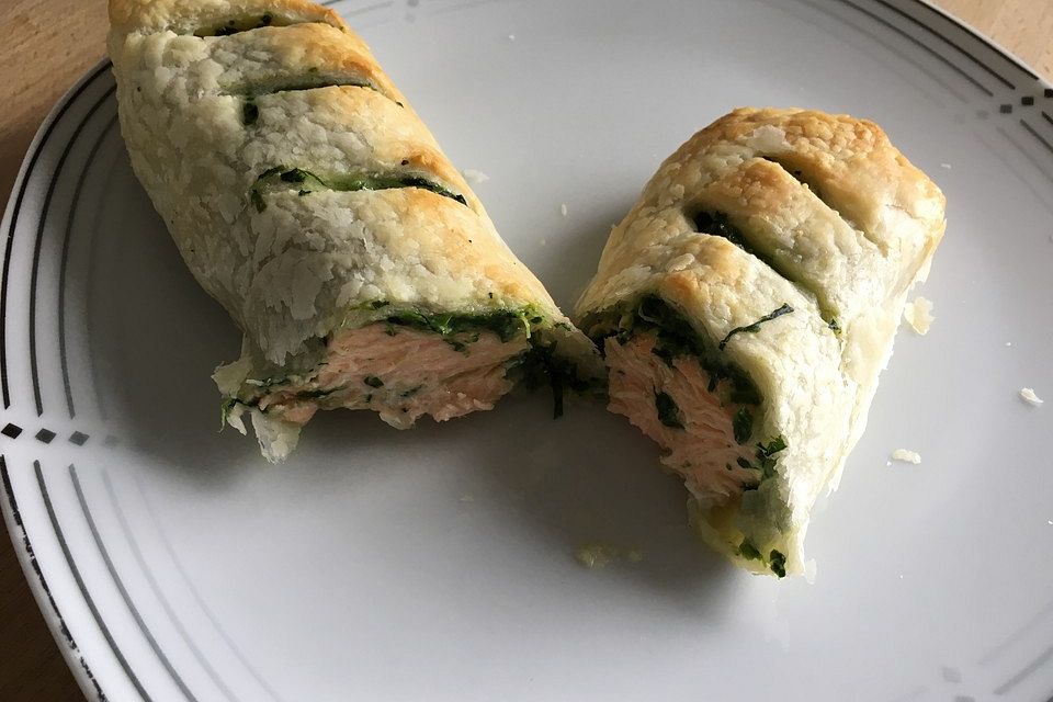 Blätterteigpäckchen mit Lachs, Schafskäse und Spinat