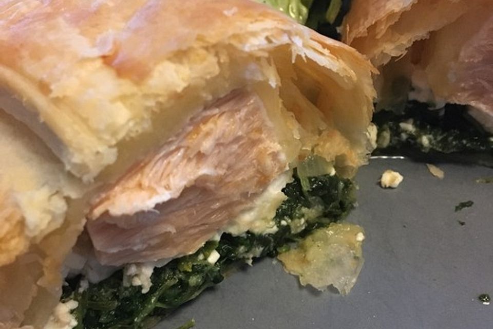 Blätterteigpäckchen mit Lachs, Schafskäse und Spinat