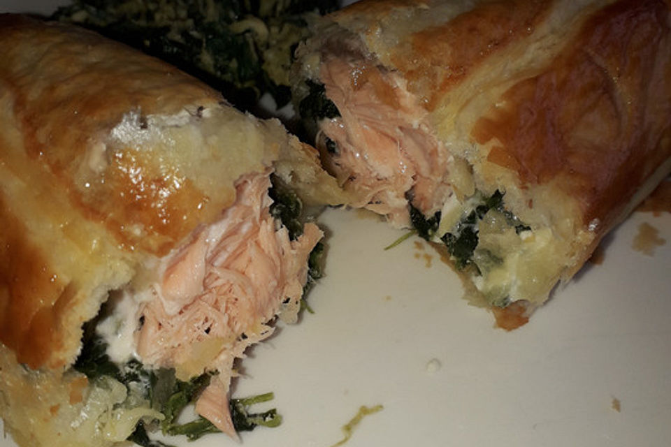 Blätterteigpäckchen mit Lachs, Schafskäse und Spinat