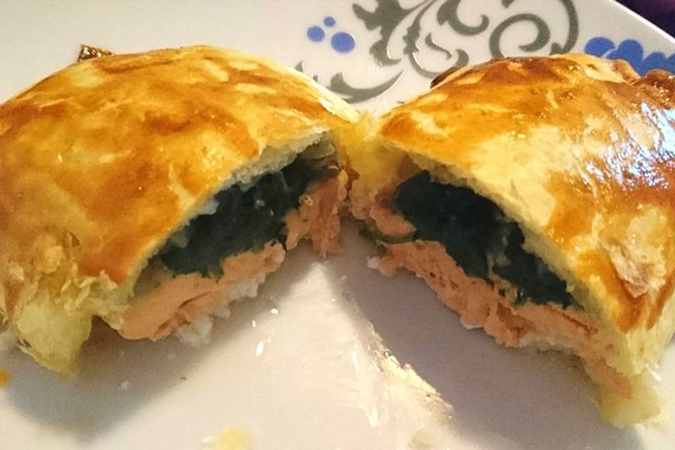 Blätterteigpäckchen mit Lachs, Schafskäse und Spinat